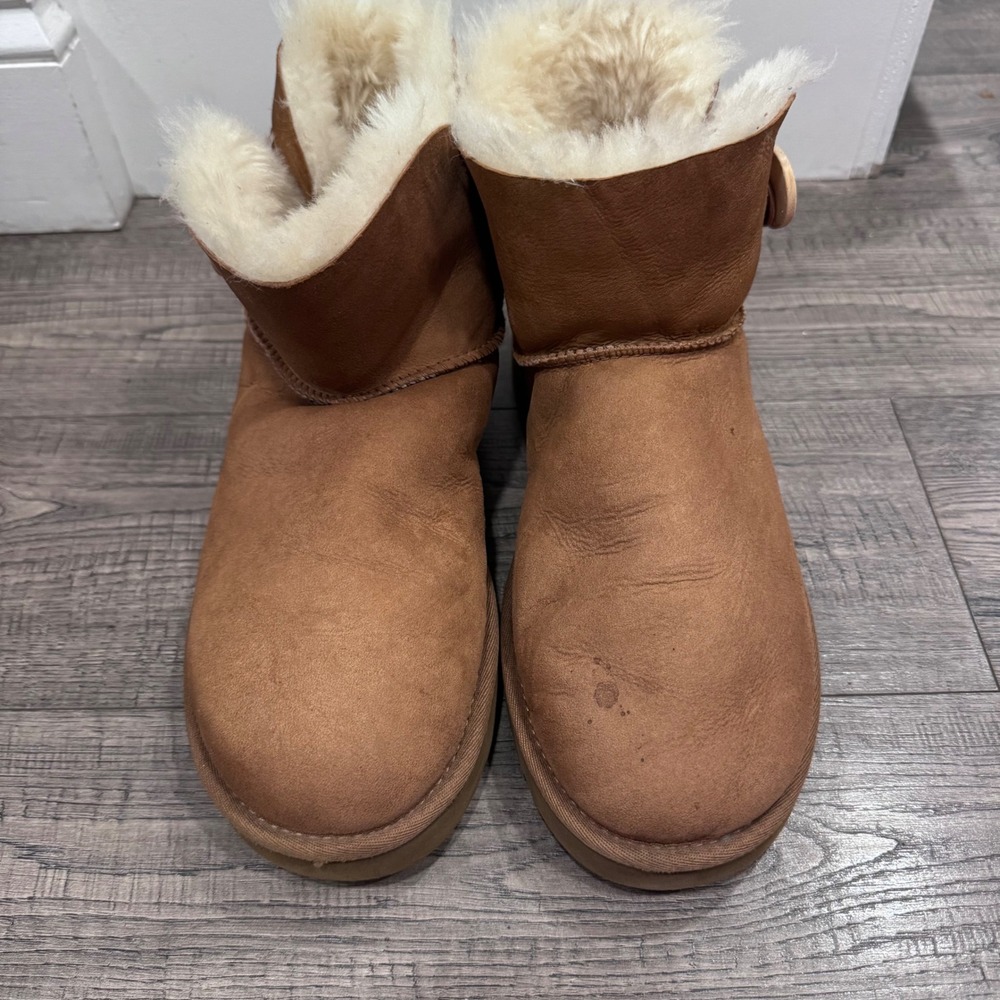 UGG Australia Bailey Button Mini Chestnut Brown Sheepskin Boots 3352 Womens 10